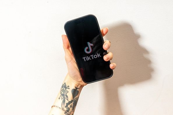 TikTok vai manter 'algoritmo chinês' nos EUA mesmo após a venda, diz jornal A versão americana do TikTok continuará utilizando o algoritmo chinês original, que está no centro das polêmicas relacionadas ao app, mesmo em caso de venda da operação para investidores baseados nos Estados Unidos. É o que afirma o Financial Times nesta terça-feira (16). mao-segurando-celular-com-o-tiktok-aberto