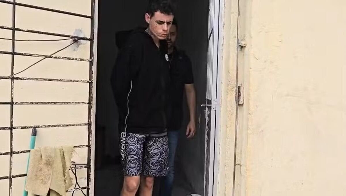 Polícia prende cibercriminoso que vazou dados de Felca e até do governo Nesta terça-feira (16), a Polícia Civil prendeu um homem acusado de repassar dados sigilosos para um hacker que ameaçou o influenciador Felca. A ação ocorreu pelas autoridades de Pernambuco em parceria com a Polícia Civil do Rio Grande do Sul, que acusam o criminoso de integrar uma grande rede de roubo de dados. ELXYAQUIHBAQNB2WFKAIPEZVAQ.jpg