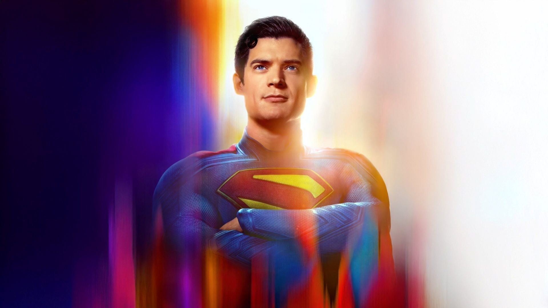 Superman voando no céu azul, com seu traje clássico