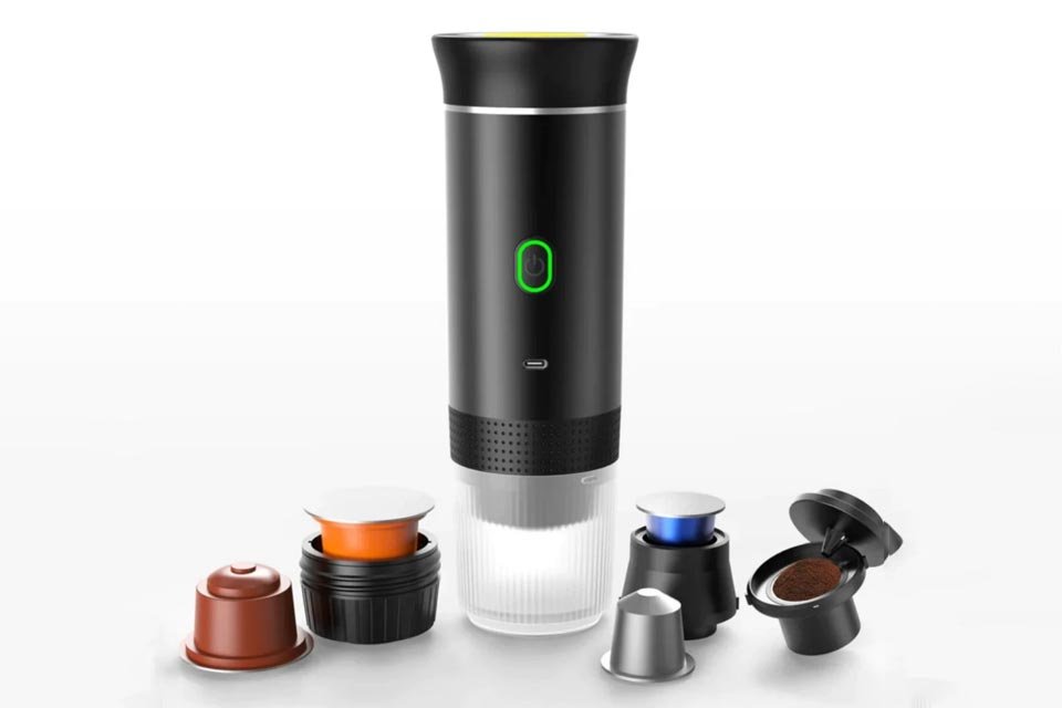 Mini máquina de café expresso para cápsulas ou pó em oferta; conheça É inegável que, em geral, o povo brasileiro ama um bom cafezinho. Seja para despertar pela manhã, garantir energia extra ao longo do dia ou cortar a sonolência após uma refeição, por exemplo, uma xícara de café é sempre muito bem-vinda. Cafeteira-Expresso-Portatil-Eletrica-3-em-1-Shopee-002-960x640.jpg