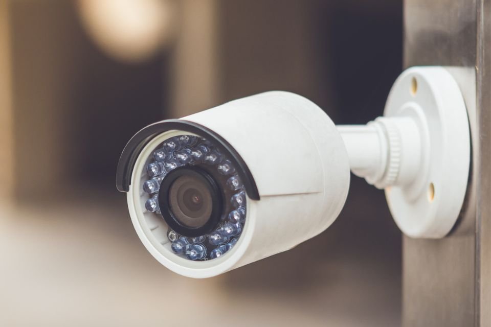 Câmeras inteligentes mais vendidas na Amazon; confira 15 modelos acessíveis e bem avalliados Os itens inteligentes vêm se tornando indispensáveis para quem busca mais praticidade e segurança em casa. Entre eles, as câmeras inteligentes se destacam por oferecer monitoramento remoto em tempo real, permitindo acompanhar ambientes pelo celular, gravar imagens e até interagir por áudio. cameras-de-segurança.jpg