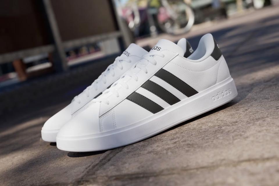 Adiclub Festival traz tênis, camisetas e mais da Adidas com até 60% OFF; confira A Adidas liberou uma promoção especial em seu site oficial que tem tudo para agradar aos fãs da marca. Durante o Adiclub Festival, membros do clube de recompensas gratuito podem aproveitar descontos exclusivos por tempo limitado. Tenis-Adidas-Grand-Court-2-960x640.jpg