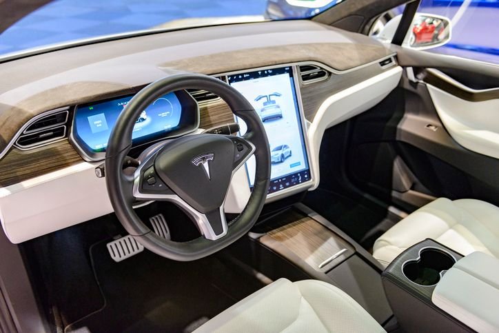 Tesla é investigada nos EUA por prender motoristas dentro dos carros Reguladores de segurança automotiva dos Estados Unidos estão investigando a Tesla por um possível defeito nas maçanetas eletrônicas de carros da marca que pode colocar os ocupantes em risco, impedindo a abertura das portas. O processo, iniciado na terça-feira (16), deve resultar em recall para milhares de unidades. interior-de-carro-da-tesla