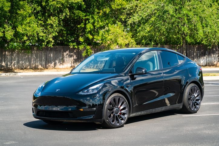 Tesla é investigada nos EUA por prender motoristas dentro dos carros Reguladores de segurança automotiva dos Estados Unidos estão investigando a Tesla por um possível defeito nas maçanetas eletrônicas de carros da marca que pode colocar os ocupantes em risco, impedindo a abertura das portas. O processo, iniciado na terça-feira (16), deve resultar em recall para milhares de unidades. tesla-model-y