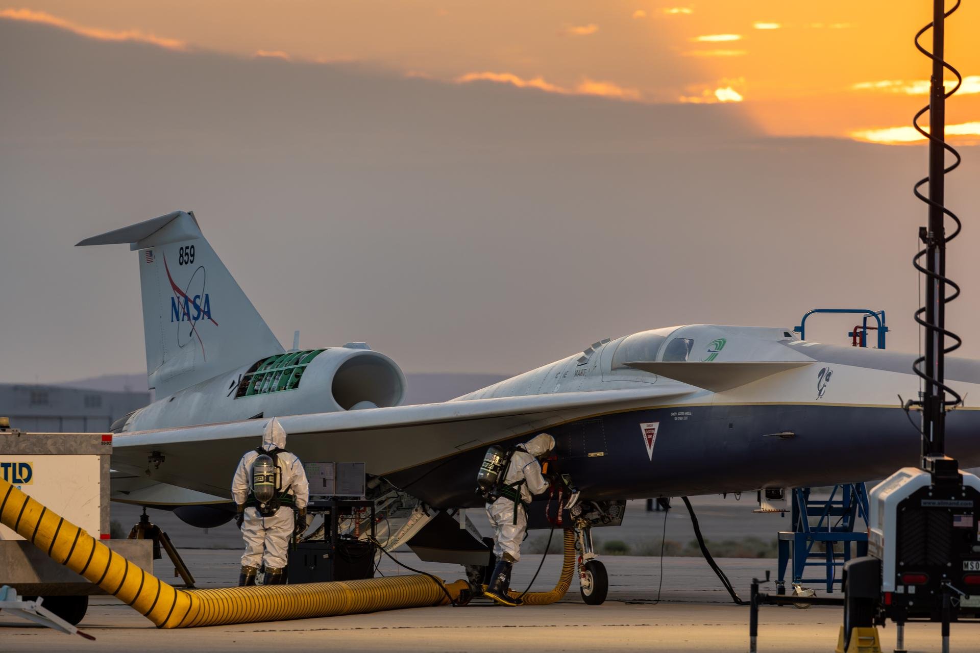 Avião supersônico da NASA se aproxima de voo inaugural; conheça a tecnologia Projetado para voar em velocidade supersônica, o avião X-59 da NASA está perto de realizar sua primeira viagem, como detalhou a agência espacial americana na última sexta-feira (12). A novidade promete revolucionar a aviação, realizando a rota entre Nova York (Estados Unidos) e Londres (Reino Unido) em apenas três horas. aviao-supersonico-x-59