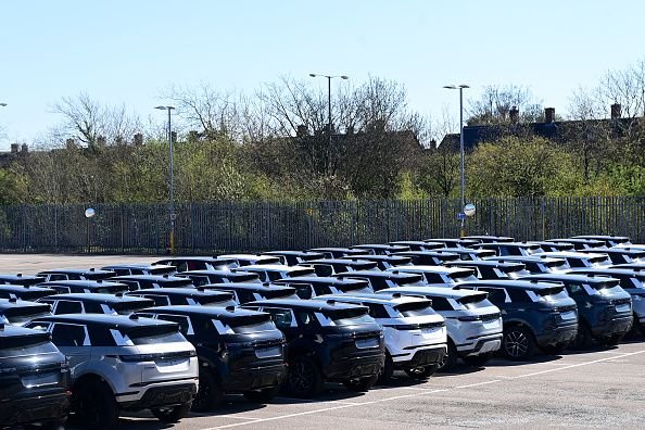 Jaguar Land Rover paralisa produção de carros após grande ataque cibernético As atividades nas fábricas da Jaguar Land Rover ficarão paralisadas até o dia 24 de setembro, pelo menos, enquanto a montadora tenta se recuperar de um ataque cibernético de grande escala que afetou seus sistemas no final de agosto. O novo prazo foi divulgado pela empresa na última quarta-feira (17). carros-da-jaguar-land-rover-em-patio