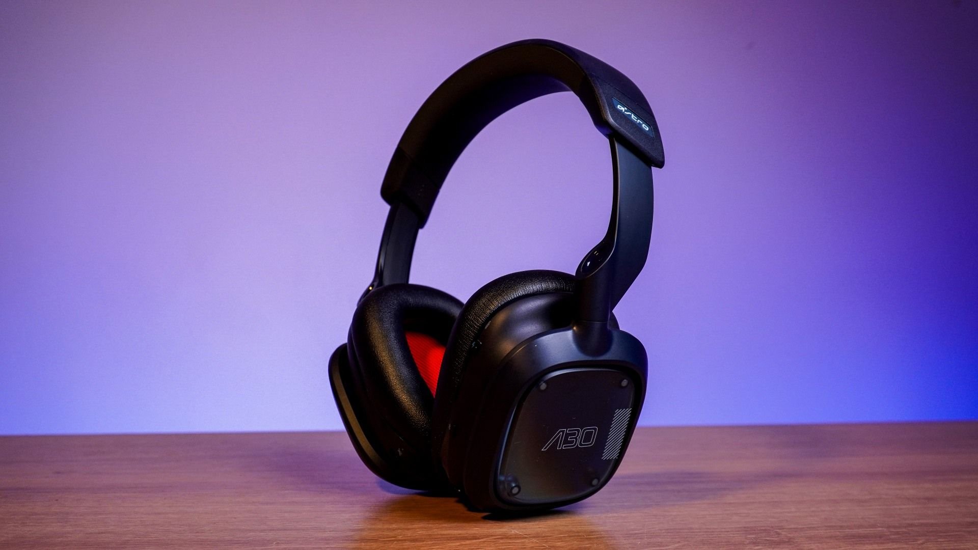 Headset Astro A30 vale a pena? Conheça mais sobre o modelo com ótimo som — Review Lembro bem quando os headsets Astro eram extremamente cobiçados pela comunidade gamer há mais de uma década. Tantos anos depois, esses aparelhos ainda continuam como a escolha máxima de muitos gamers, agora com preços um pouco mais baixos e venda oficial. Finalmente, eu pude testar um: o Astro A40. astro-a50-visual