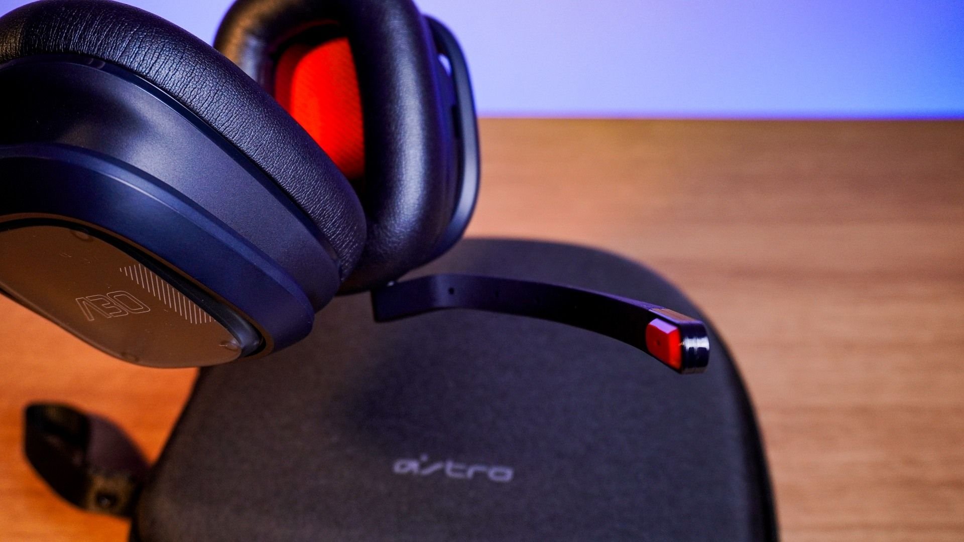Headset Astro A30 vale a pena? Conheça mais sobre o modelo com ótimo som — Review Lembro bem quando os headsets Astro eram extremamente cobiçados pela comunidade gamer há mais de uma década. Tantos anos depois, esses aparelhos ainda continuam como a escolha máxima de muitos gamers, agora com preços um pouco mais baixos e venda oficial. Finalmente, eu pude testar um: o Astro A40. astro-a30-microfone