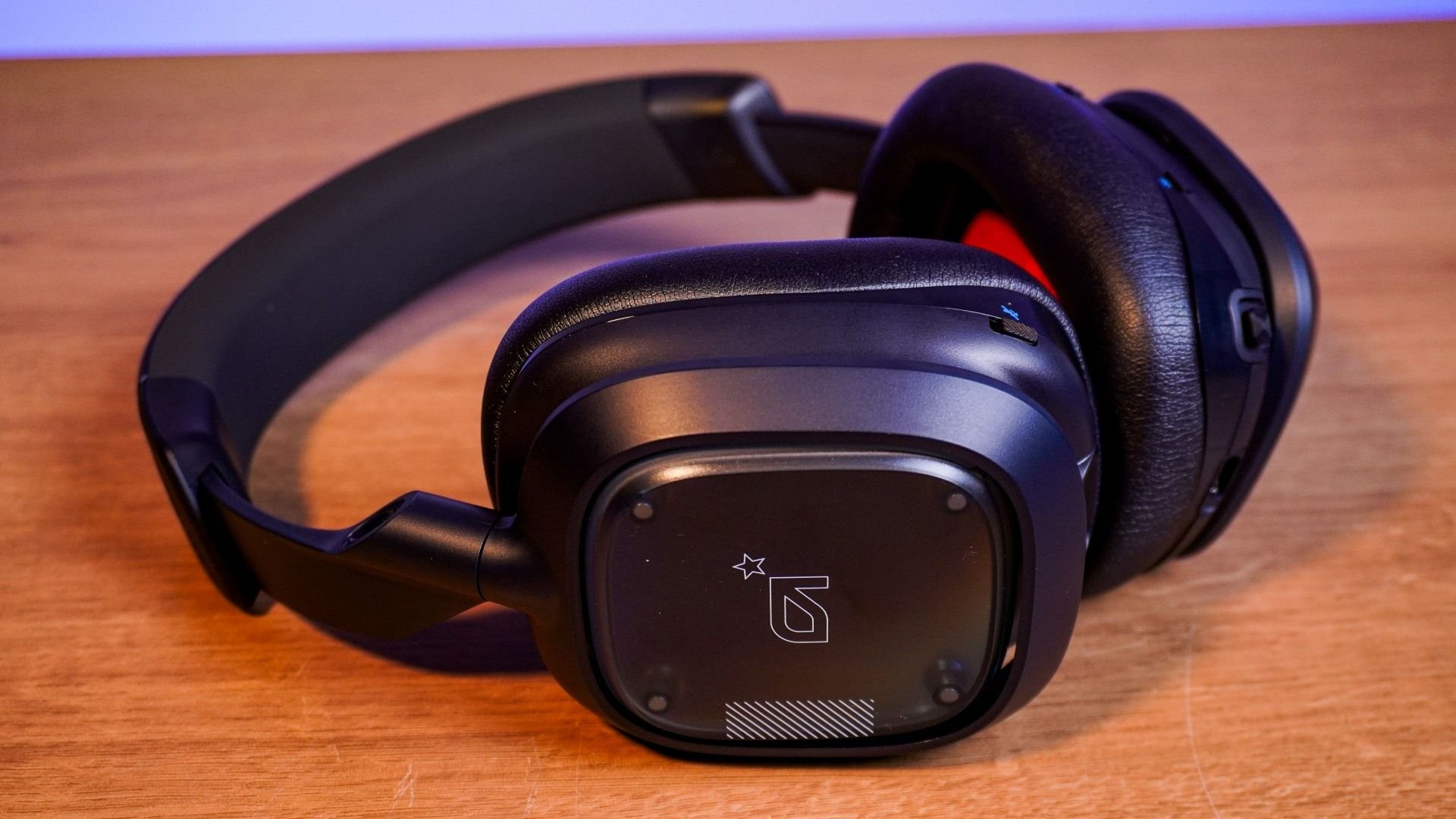 Headset Astro A30 vale a pena? Conheça mais sobre o modelo com ótimo som — Review Lembro bem quando os headsets Astro eram extremamente cobiçados pela comunidade gamer há mais de uma década. Tantos anos depois, esses aparelhos ainda continuam como a escolha máxima de muitos gamers, agora com preços um pouco mais baixos e venda oficial. Finalmente, eu pude testar um: o Astro A40. astro-a30-plates