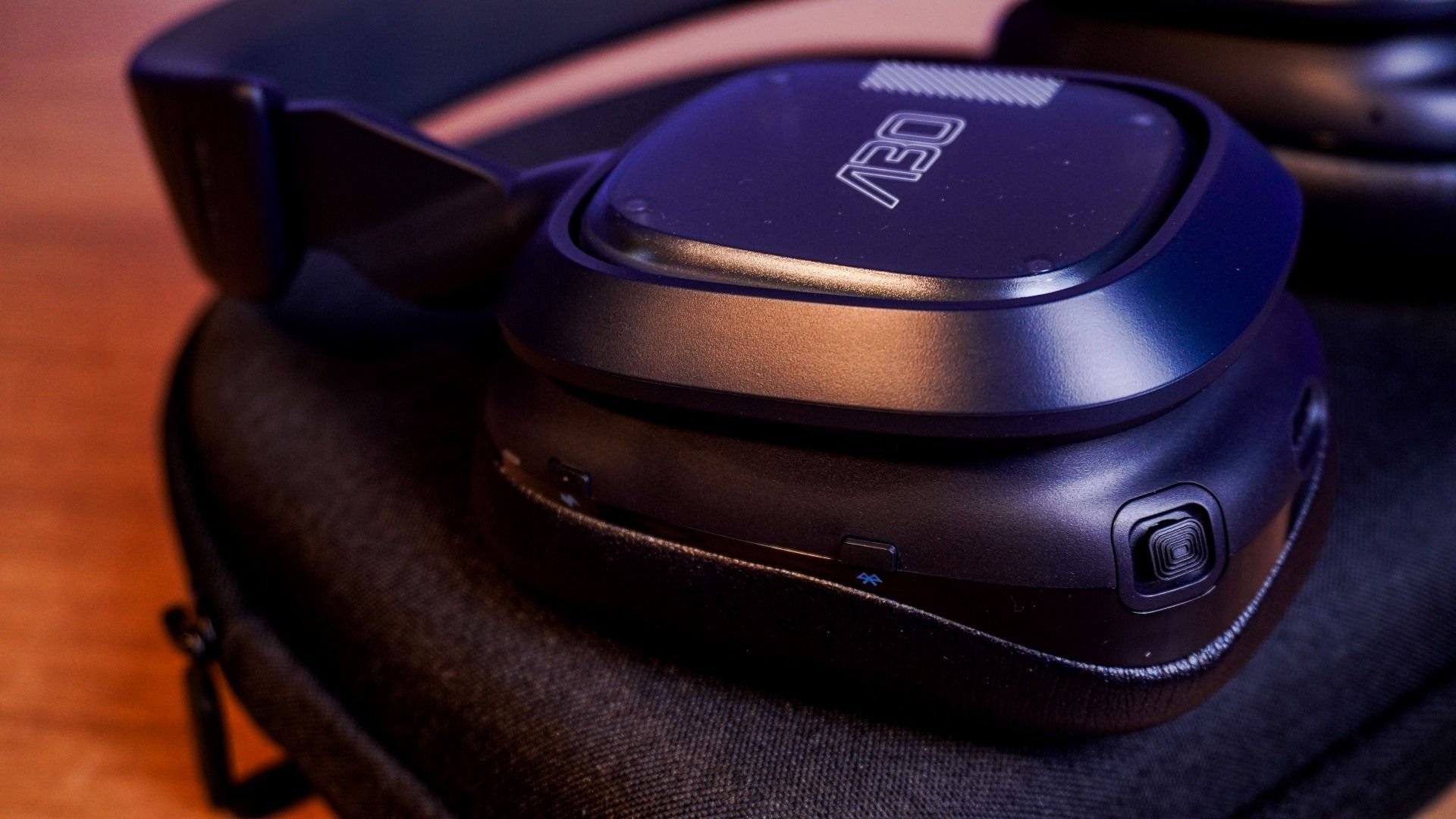 Headset Astro A30 vale a pena? Conheça mais sobre o modelo com ótimo som — Review Lembro bem quando os headsets Astro eram extremamente cobiçados pela comunidade gamer há mais de uma década. Tantos anos depois, esses aparelhos ainda continuam como a escolha máxima de muitos gamers, agora com preços um pouco mais baixos e venda oficial. Finalmente, eu pude testar um: o Astro A40. astro-a30-botoes