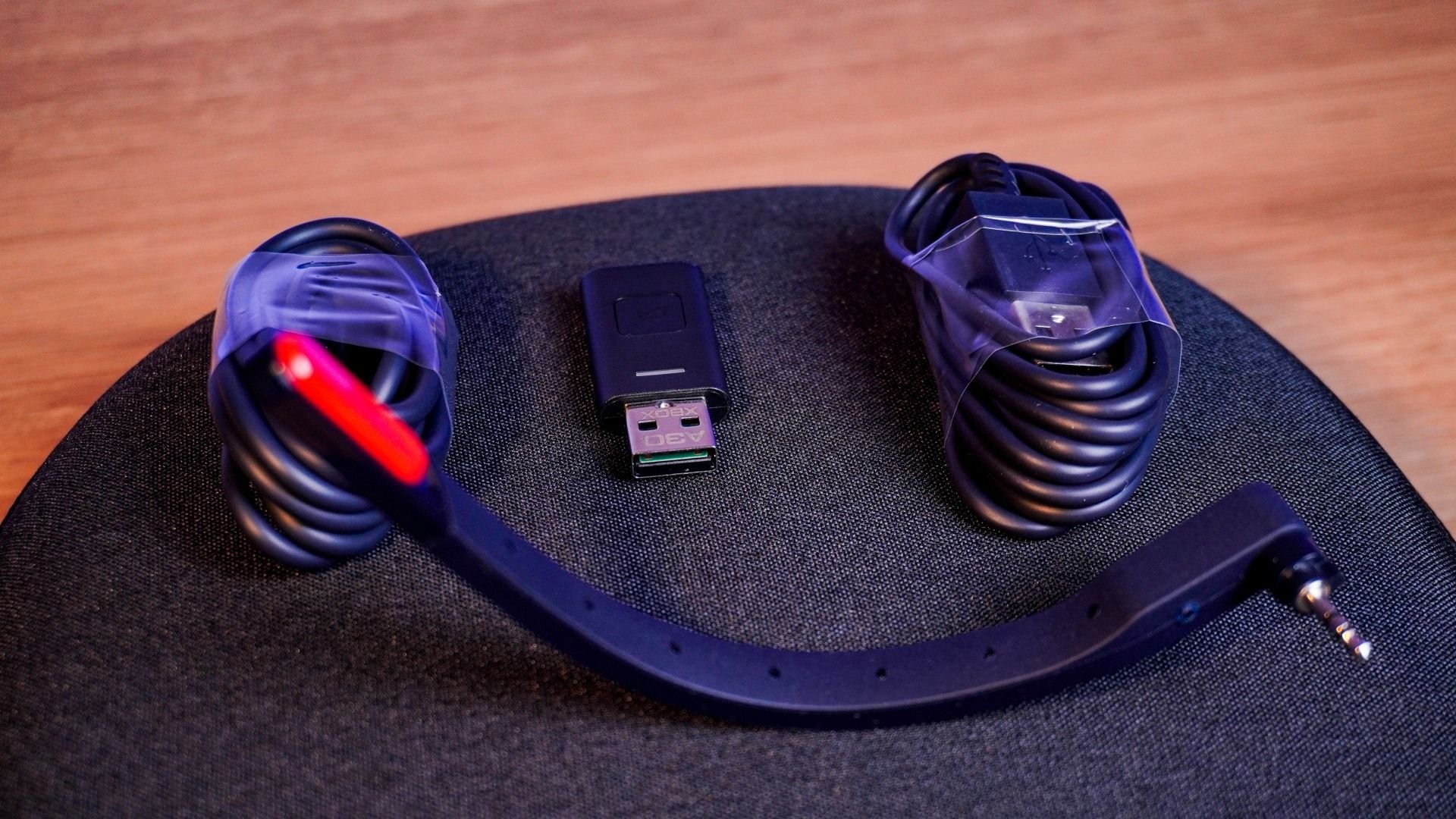 Headset Astro A30 vale a pena? Conheça mais sobre o modelo com ótimo som — Review Lembro bem quando os headsets Astro eram extremamente cobiçados pela comunidade gamer há mais de uma década. Tantos anos depois, esses aparelhos ainda continuam como a escolha máxima de muitos gamers, agora com preços um pouco mais baixos e venda oficial. Finalmente, eu pude testar um: o Astro A40. astro-a30-conectores
