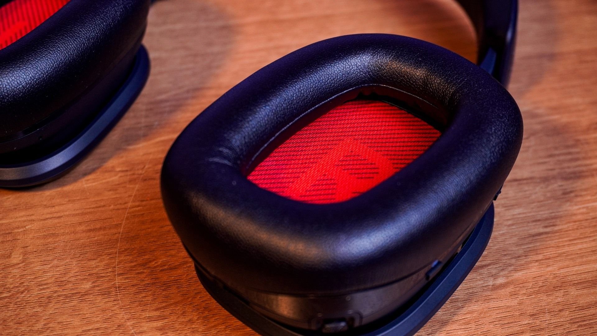 Headset Astro A30 vale a pena? Conheça mais sobre o modelo com ótimo som — Review Lembro bem quando os headsets Astro eram extremamente cobiçados pela comunidade gamer há mais de uma década. Tantos anos depois, esses aparelhos ainda continuam como a escolha máxima de muitos gamers, agora com preços um pouco mais baixos e venda oficial. Finalmente, eu pude testar um: o Astro A40. astro-a30-espuma