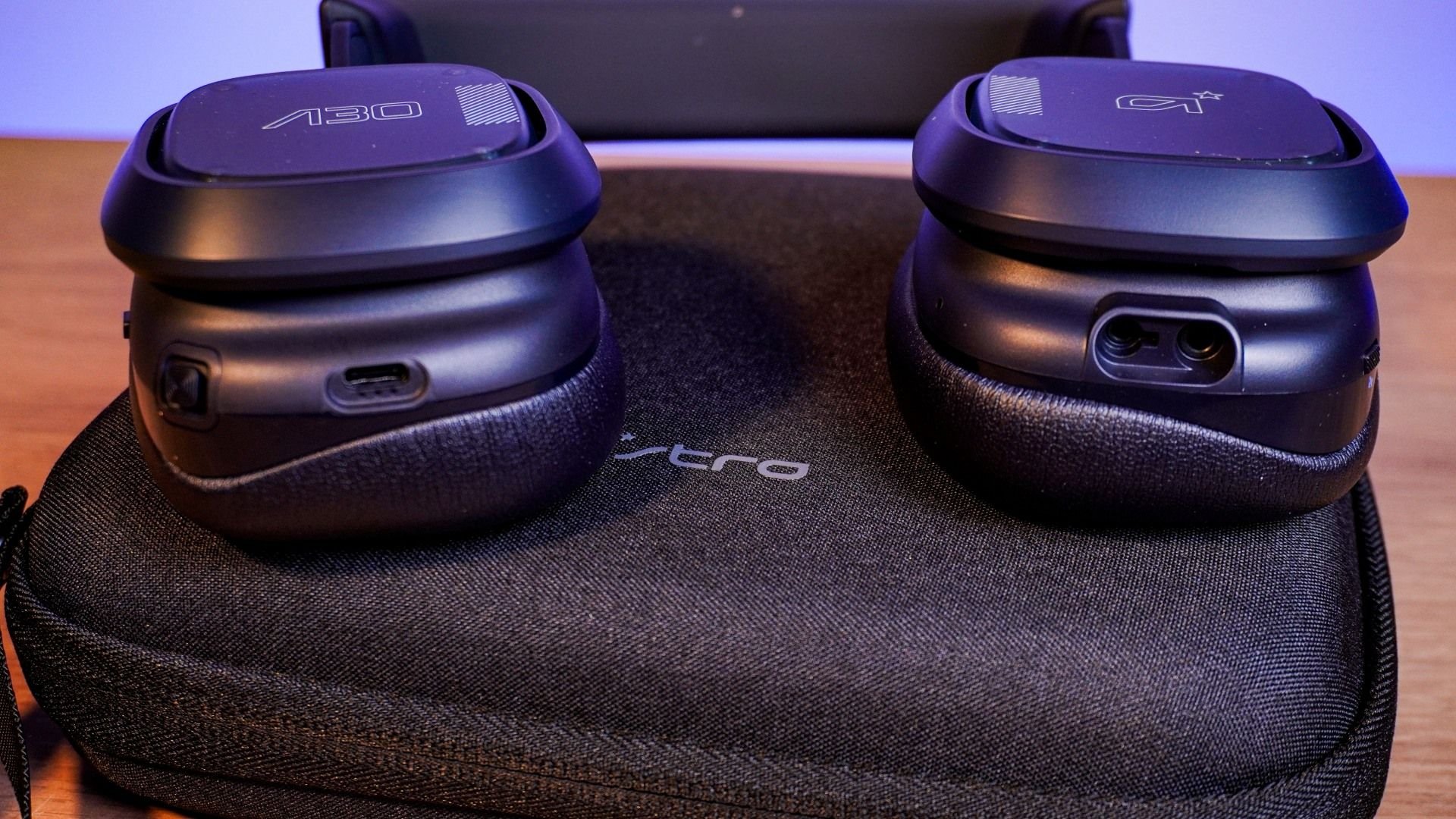 Headset Astro A30 vale a pena? Conheça mais sobre o modelo com ótimo som — Review Lembro bem quando os headsets Astro eram extremamente cobiçados pela comunidade gamer há mais de uma década. Tantos anos depois, esses aparelhos ainda continuam como a escolha máxima de muitos gamers, agora com preços um pouco mais baixos e venda oficial. Finalmente, eu pude testar um: o Astro A40. astro-a30-conexoes