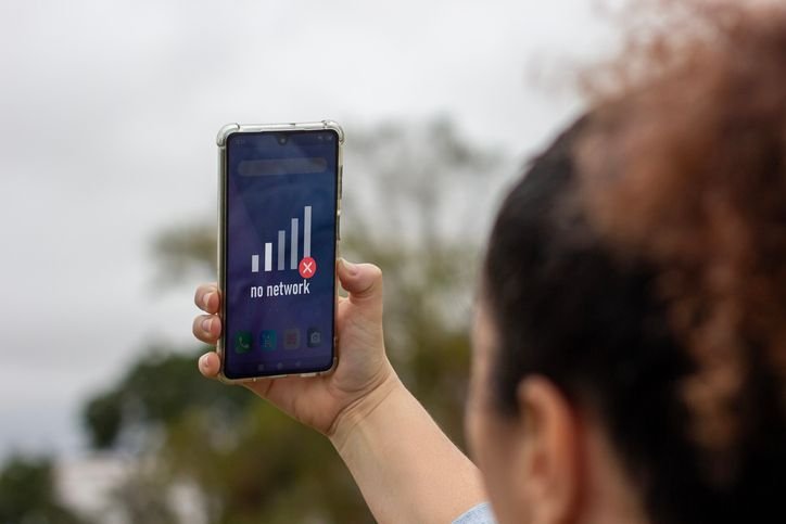 Gaza fica sem sinal de internet e telefone após ataques de Israel A cidade de Gaza, na Palestina, sofreu um apagão nos serviços de telecomunicação nesta quinta-feira (18), de acordo com informações da Reuters, deixando milhares de pessoas sem acesso à internet e linhas telefônicas. Os cortes acontecem em meio aos avanços das tropas de Israel na região. sem-sinal-de-telefone