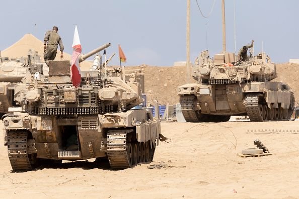 Gaza fica sem sinal de internet e telefone após ataques de Israel A cidade de Gaza, na Palestina, sofreu um apagão nos serviços de telecomunicação nesta quinta-feira (18), de acordo com informações da Reuters, deixando milhares de pessoas sem acesso à internet e linhas telefônicas. Os cortes acontecem em meio aos avanços das tropas de Israel na região. tanques-de-israel-em-gaza
