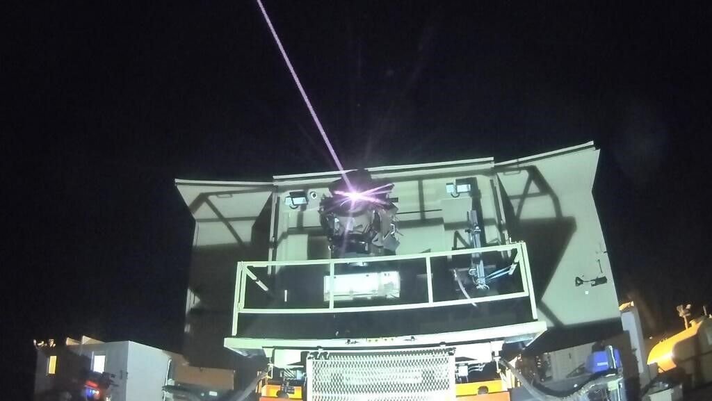 Iron Beam: Israel desenvolve arma laser para interceptar drones e mísseis Um sistema de defesa baseado em laser é a mais nova arma de Israel para abater drones e mísseis. A tecnologia, que vem sendo desenvolvida há anos, está pronta para ser usada em sua versão completa, o que deve acontecer ainda em 2025, conforme revelou o Ministério da Defesa do país na última quarta-feira (17). arma-laser-de-israel