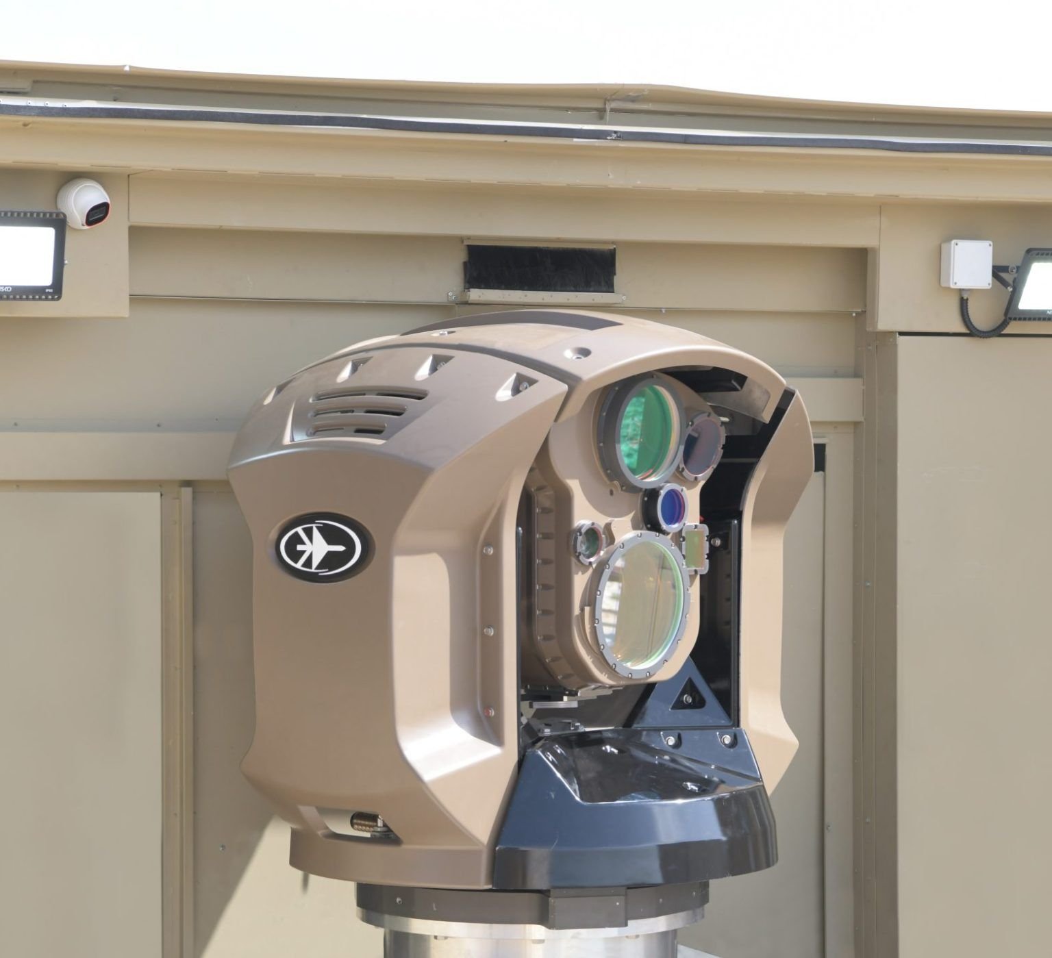 Iron Beam: Israel desenvolve arma laser para interceptar drones e mísseis Um sistema de defesa baseado em laser é a mais nova arma de Israel para abater drones e mísseis. A tecnologia, que vem sendo desenvolvida há anos, está pronta para ser usada em sua versão completa, o que deve acontecer ainda em 2025, conforme revelou o Ministério da Defesa do país na última quarta-feira (17). arma-laser-de-israel