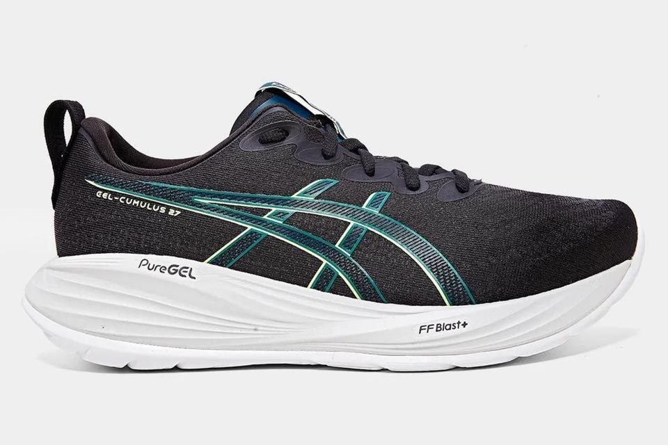 Oportunidade: compre um tênis de corrida e leve um produto da lista por R$19,99 na Netshoes A Netshoes liberou uma promoção que deve agradar bastante à turma que está sempre em movimento. Durante a ação promocional, consumidores podem aproveitar preços mais baixos em vários modelos de tênis de corrida ideais para praticar exercícios com maior conforto e segurança. Tenis-Asics-Gel-Cumulus-27-Masculino-960x640.jpg
