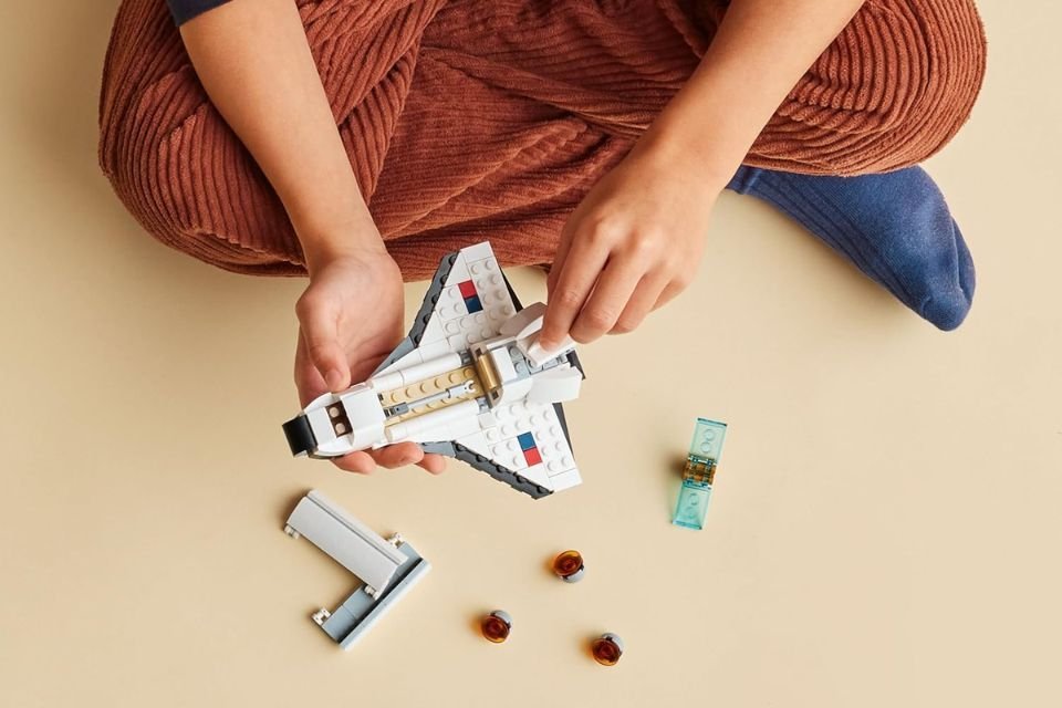 LEGOs baratinhos: confira conjuntos a partir de R$52 na Amazon Os blocos de montar da LEGO conquistaram gerações por sua versatilidade e capacidade de estimular a criatividade. Seja para crianças que estão descobrindo o universo da construção ou para adultos que encaram o hobby como coleção e desafio, a marca continua sendo referência mundial. legos-baratinhos-na-amazon.jpg