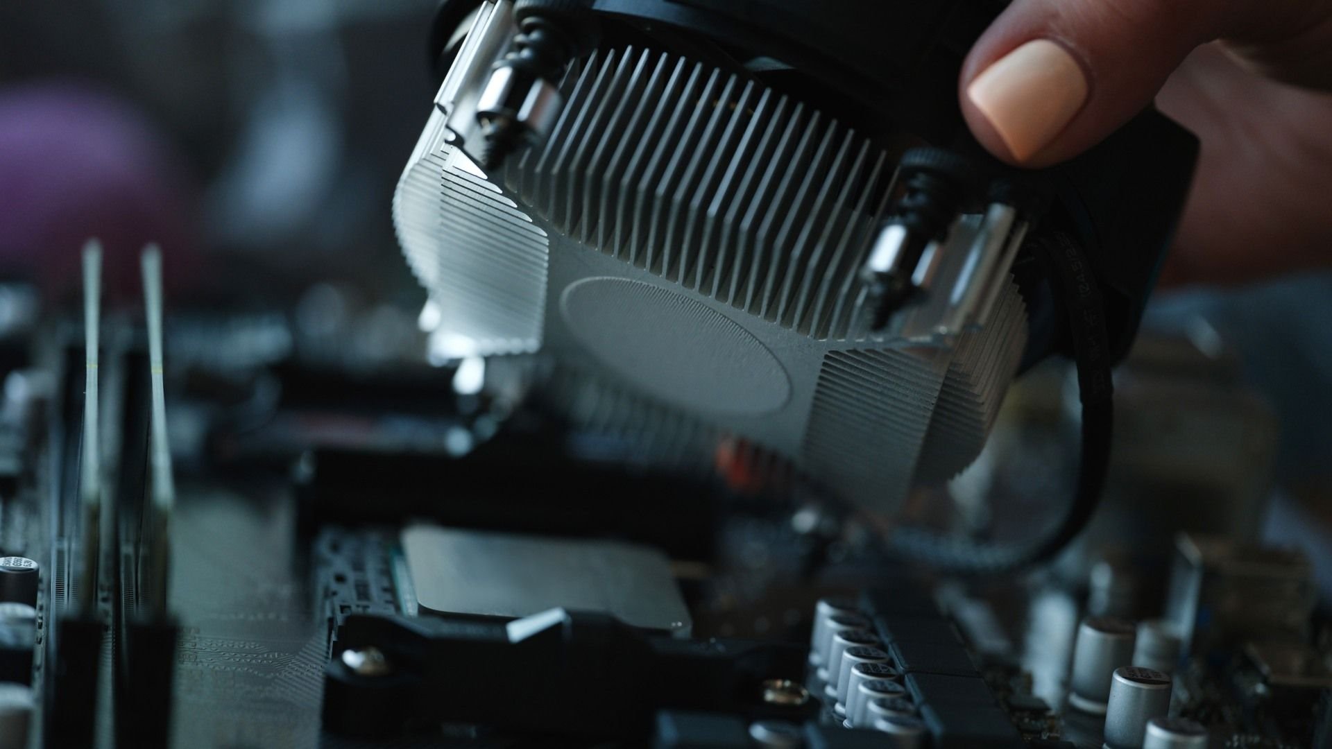 AMD revela novo Ryzen 5600F para placas-mãe AM4 e CPUs PRO Nos últimos dias, a AMD fez uma série de novos anúncios envolvendo processadores entusiastas e de entrada. O time vermelho revelou o novo Ryzen 5 5600F, Ryzen 9000F e o Ryzen 7400F, além de modelos Ryzen PRO, voltados para núcleos de atividades profissionais ou corporativas. amd-revela-ryzen-5-5600f