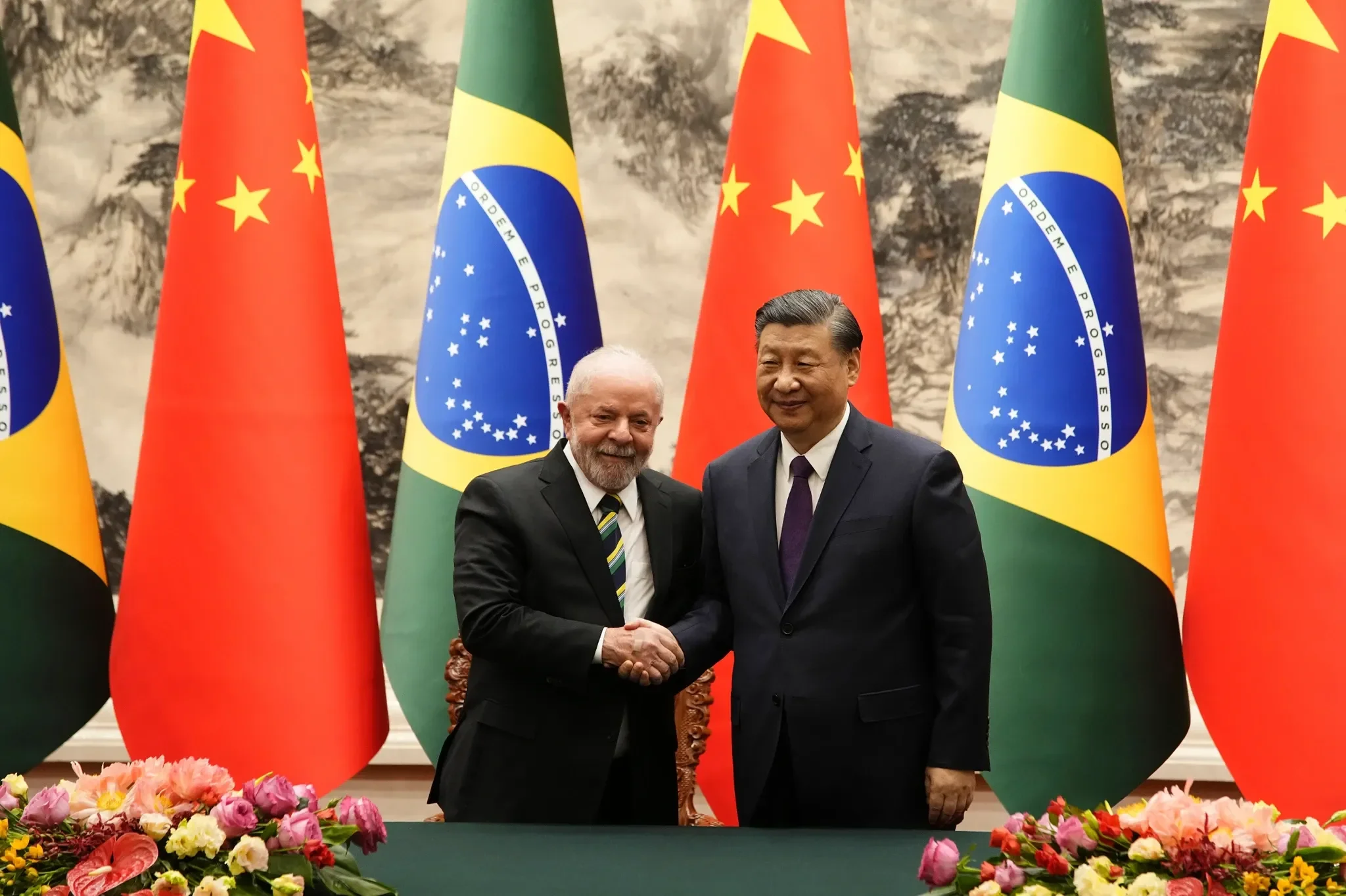 A Nova Rota da Seda NÃO vai baratear seu celular! Um dos grandes assuntos da geopolítica atual é a Iniciativa do Cinturão e Rota do governo chinês, também chamado de “A Nova Rota da Seda” que tem sido tema de muitos debates pelo mundo afora pelos mais variados motivos. china-brasil-nova-rota-seda.webp