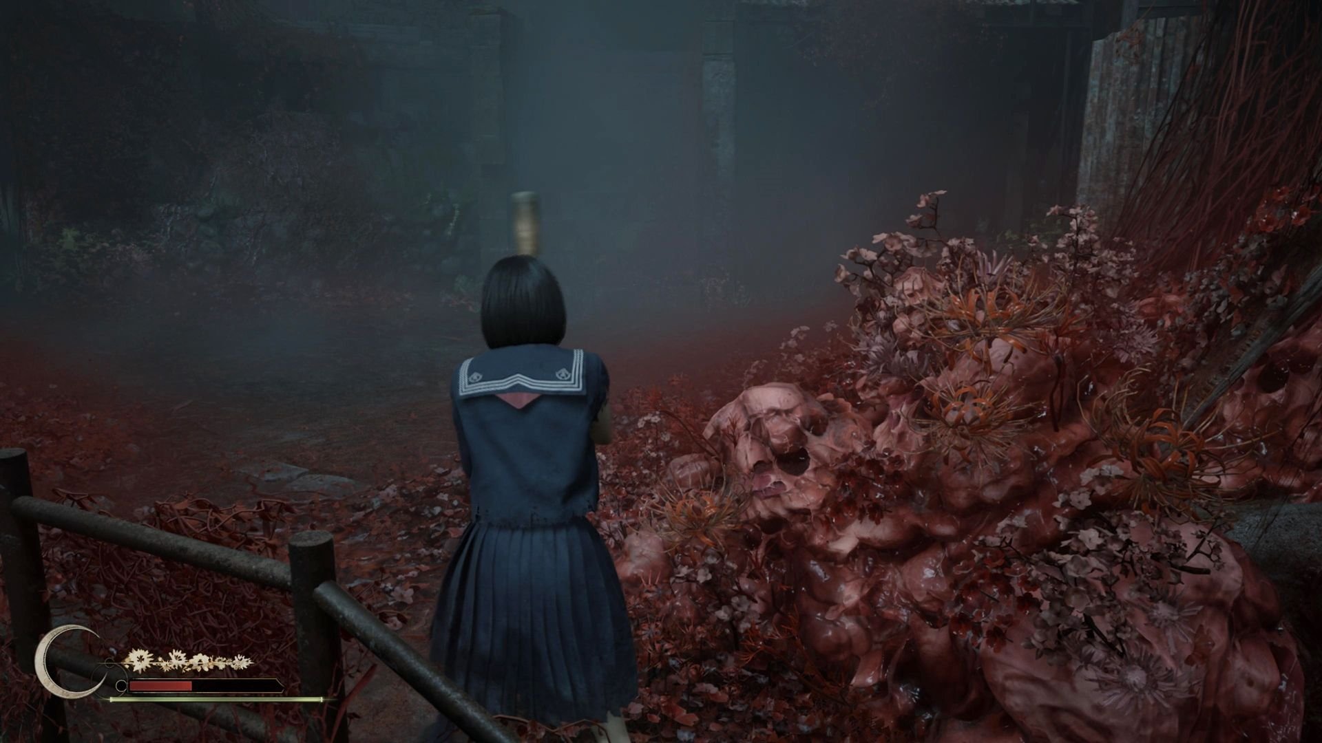 Ousado, Silent Hill F resgata o prestígio da franquia e é um dos melhores jogos de terror da geração! Confira a análise Silent Hill ficou anos adormecido, quase como um fantasma que assombrava a própria Konami. Entre remakes e promessas, a sensação era de que a franquia poderia nunca mais causar o mesmo impacto de antes. Silent Hill F, porém, chega como um respiro inesperado: não apenas retoma o espírito clássico do terror psicológico, mas também se arrisca ao transportar a série para uma nova cultura e um novo tempo. Ousado, Silent Hill F resgata o prestígio da franquia e é um dos melhores jogos de terror da geração! Confira a análise