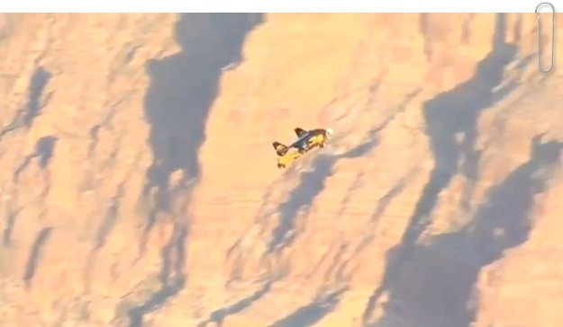 O Jetman sobrevoando o Grand Canyon
