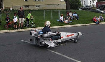 Carro de rolimã com design inspirado na nave X-Wing