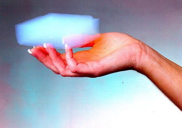 Aerogel, um dos materiais mais leves e menos densos do mundo (Fonte da imagem: NASA - JPL)  Leia mais em: https://www.tecmundo.com.br/11504-aerogel-material-leve-como-o-ar-e-forte-como-o-aco.htm#ixzz1dQuI3CPo