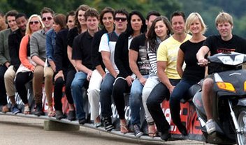 Encanador inglês cria a moto mais longa do mundo