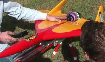 Avião de brinquedo com turbina de verdade chega a 586 km/h