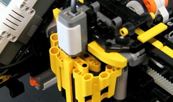 Brasileiro cria máquina para esculpir toda feita de LEGO