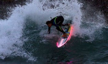 Pranchas tunadas com LED deixam o surf noturno ainda mais divertido