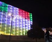 Artista transforma prédio em cubo mágico com show de luzes [vídeo]