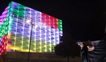 Artista transforma prédio em cubo mágico com show de luzes [vídeo]