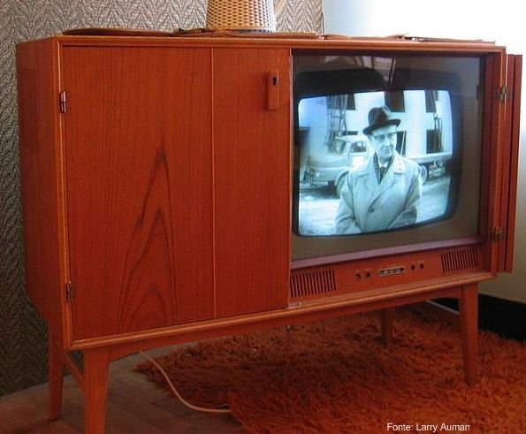 Televisão de 1950. Elas já faziam parte da mobília da casa.