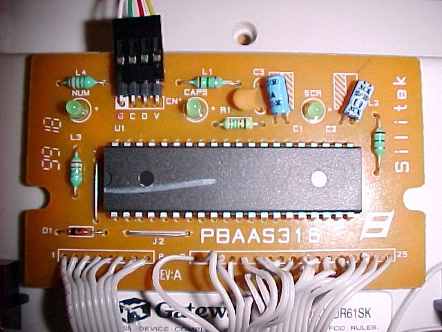 Placa de circuito de um teclado, com o processador.