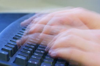 Escrever com rapidez é o objetivo do internetês