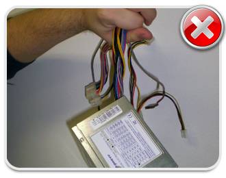 Segurar a fonte pelos fios é errado!