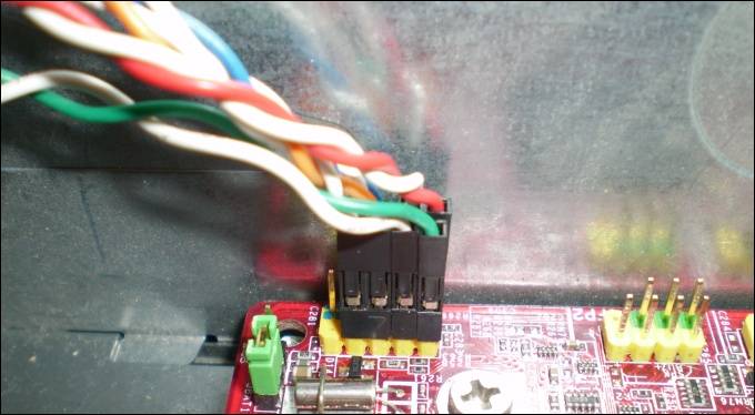 Fios power, reset e leds devidamente conectados na placa mãe