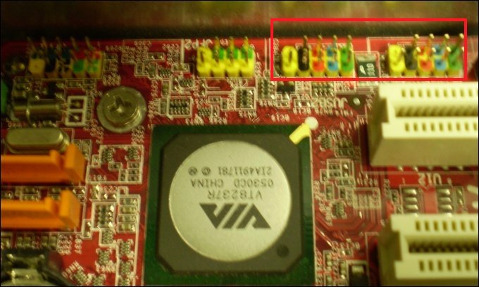 Exemplo dos conectores para USB em uma placa mãe