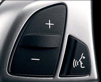 Um botão no volante ativa o Voice Control System.
