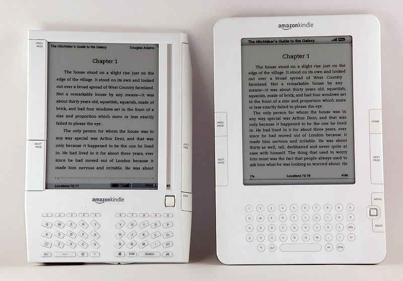 As duas primeiras gerações do Kindle.