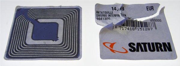 Etiqueta RFID ao lado de uma etiqueta convencional