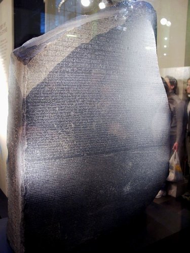 A Pedra de Roseta, registro em pedra de um texto antigo, é conservado por milênios até hoje.