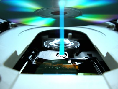 Memórias óticas utilizam raios laser em discos para registrar informação.
