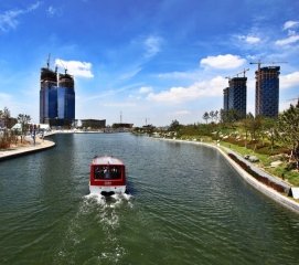 Renderização de um táxi aquático percorrendo Songdo.