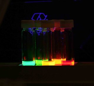 Nanocristais misturados em um solvente e irradiados por luz ultravioleta.