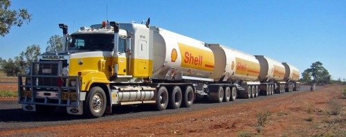 Road trains, um único motorista conduzindo diversos vagões