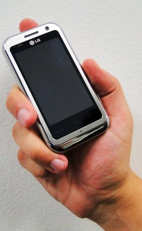 Um smartphone que cabe na palma da mão